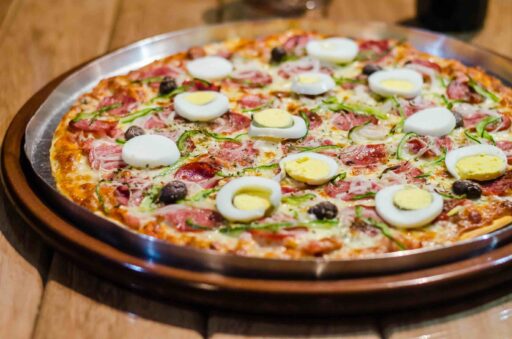 Her er en lækker pizza på et bord.